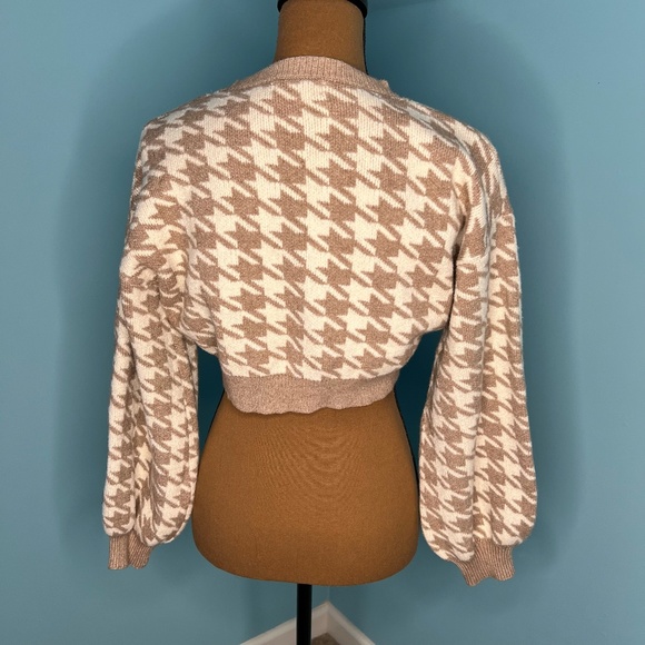 Altar'd State Cropped Long sleeved Houndstooth Brown and White Sweater Medium - Picture 2 of 5